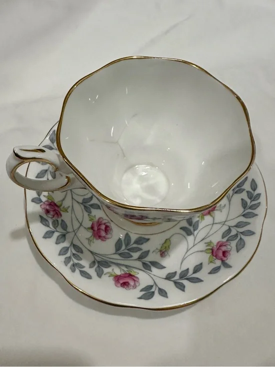 Vintage Royal Albert "Conway" Teacup and Saucer Set – Pink Roses, 22K Gold Trim - Picture 7 of 11